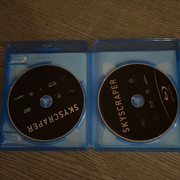 Skyscraper / BUNDLE AND SAVE ON MOVIES - Picture 4 of 8